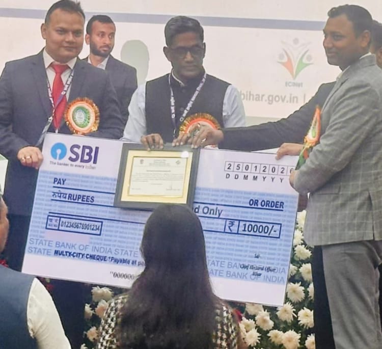 Bihar News: राष्ट्रीय मतदाता दिवस पर सदर एसडीओ दिलीप कुमार सम्मानित, निर्वाचन प्रबंधन में बनी मिसाल