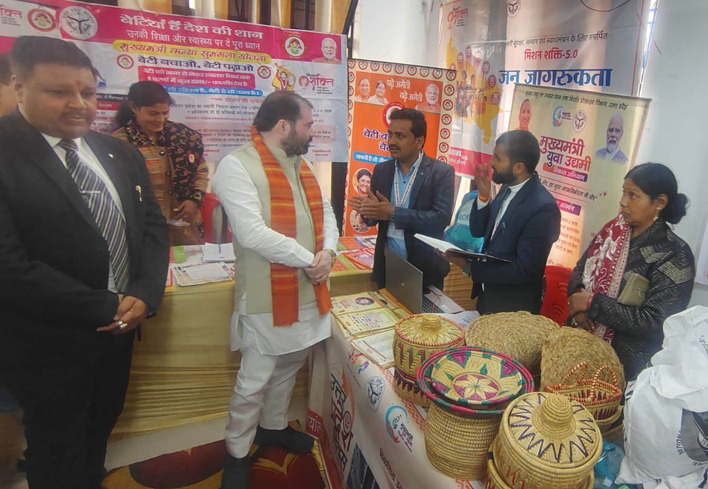 उत्तर प्रदेश स्थापना दिवस पर जिला पंचायत रिसोर्स सेंटर में लगे स्टॉल का निरीक्षण करते प्रभारी म