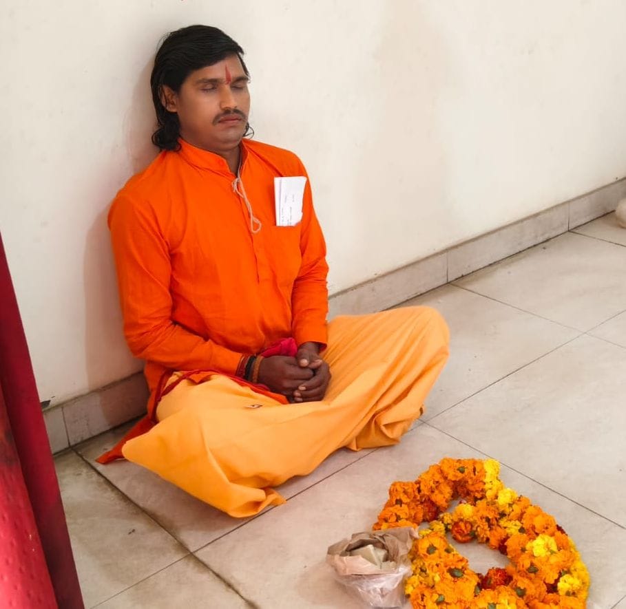 Police took the baba, who was about to perform self-immolation by burying himself alive, to the police station.