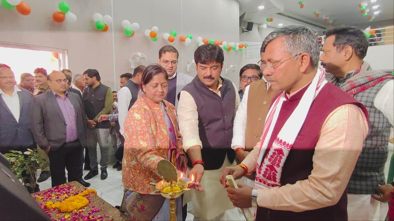 यूपी दिवस कार्यक्रम का दीप प्रज्जवलन कर शुभारंभ करतीं राज्यसभा सांसद सीमा द्विवेदी और एमएलसी बृ