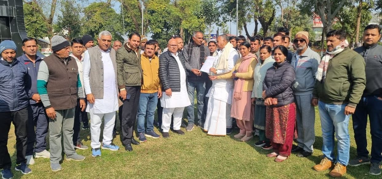 Employees raised the demand for restoration of old pension