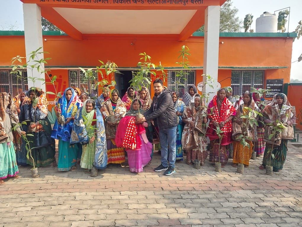 Pledge to protect the environment by distributing saplings