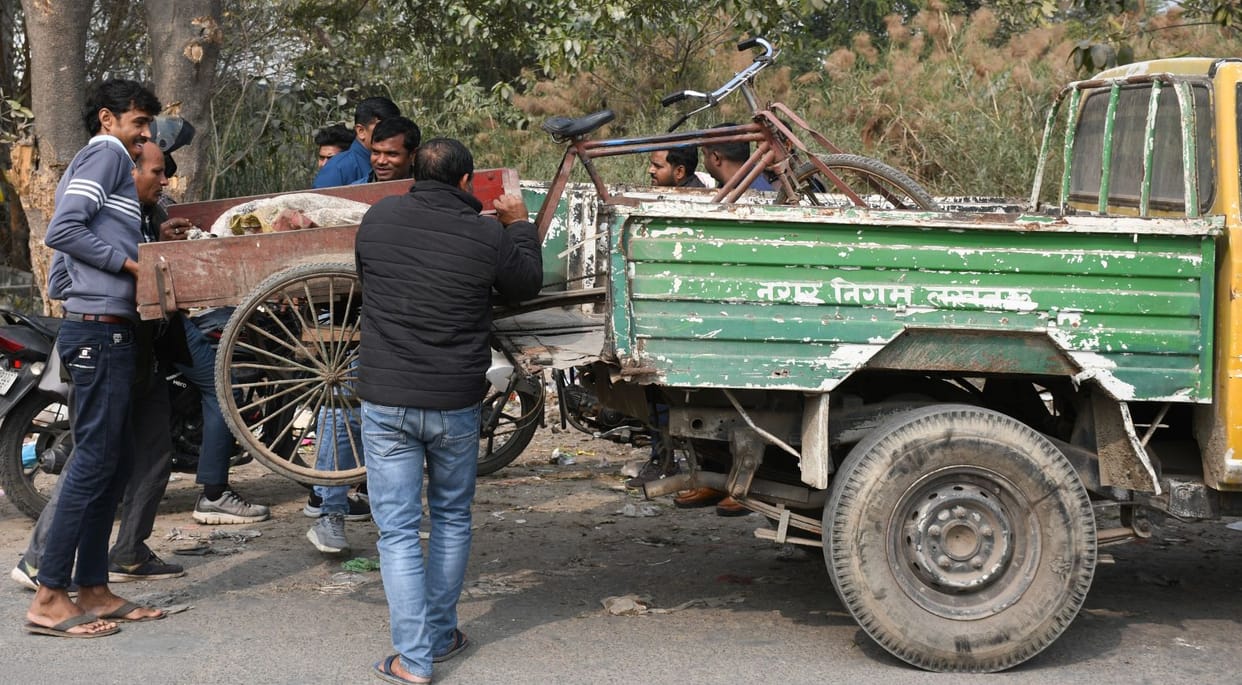 Three carts caught collecting illegal garbage in Chinhat, FIR to be lodged against six