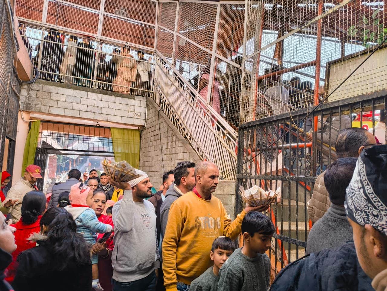 बाबा बालक नाथ मंदिर दियोटसिद्ध में दर्शनों के लिए जाते श्रद्धालु। संवाद