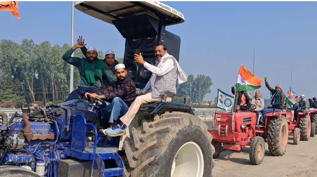 Bhakiyu Tomar workers took out a tractor tricolor march