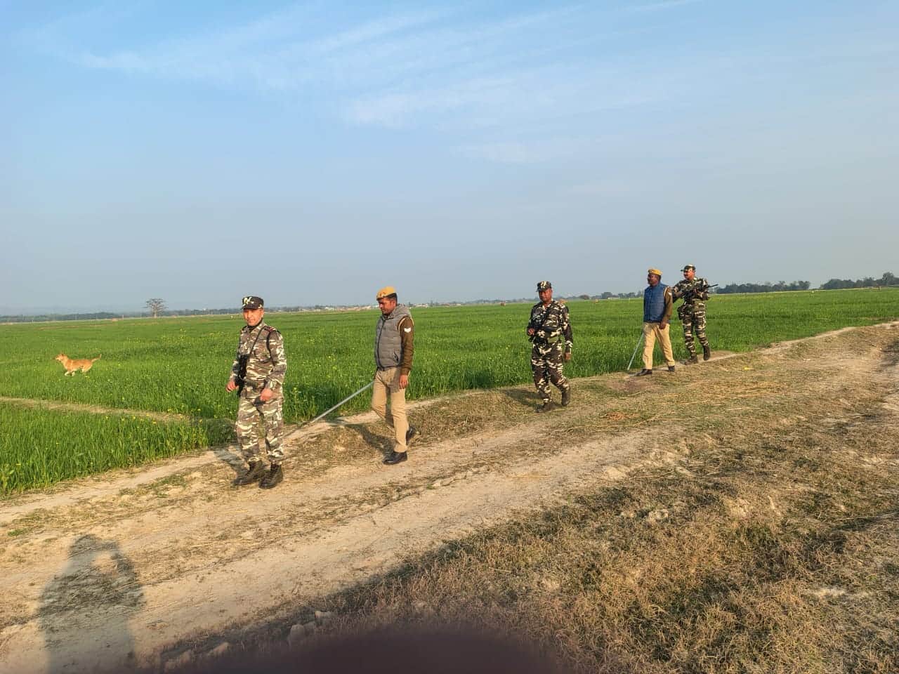 भारत-नेपाल सीमा पर गश्त करते पुलिस व एसएसबी के जवान। - स्रोत: पुलिस