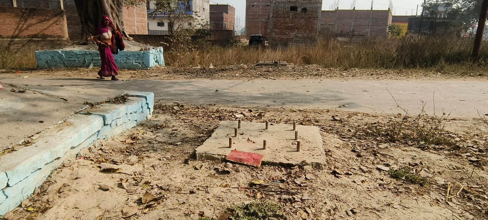 The construction of the memorial gate is incomplete, and there is a demand for its completion.