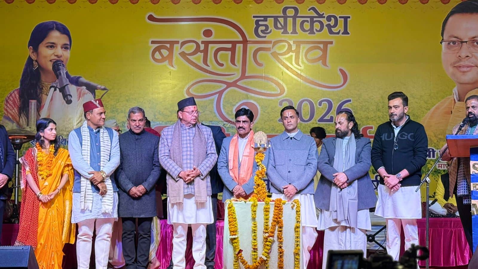 बंसतोत्सव कार्यक्रम में उपस्थित  मुख्यमंत्री पुष्कर सिंह धामी और अन्य - स्रोत- आयोजक