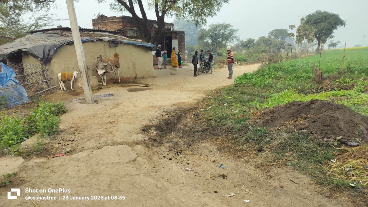 फोटो - 03 नरेंद्र के मकान तक गायब इंटरलाकिंग सड़क। संवाद