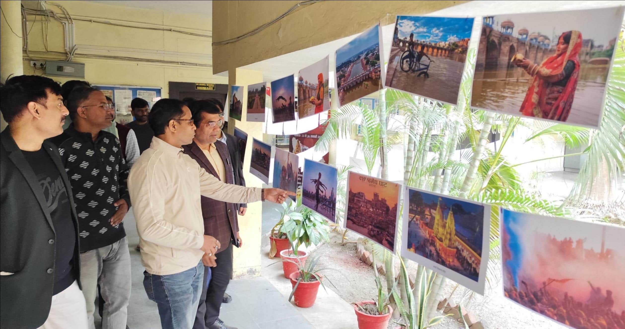 फोटो--03-पूविवि में राष्ट्रीय पर्यटन दिवस के अवसर पर लगी पर्यटन स्थलों की फोटो प्रदर्शनी को देख