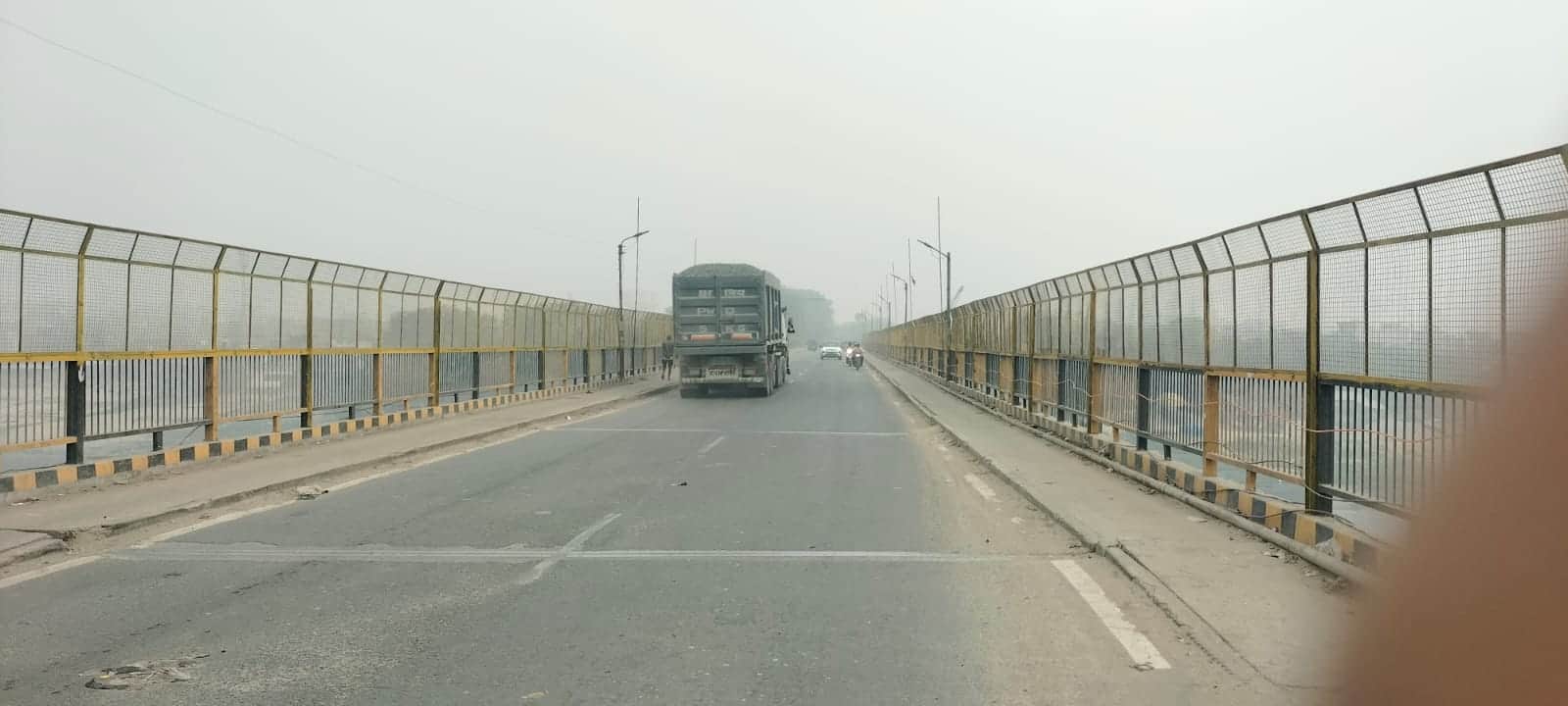 फोटो-05ः शास्त्री पुल के दोनों तरफ लगाई गई सुरक्षा जाली। संवाद