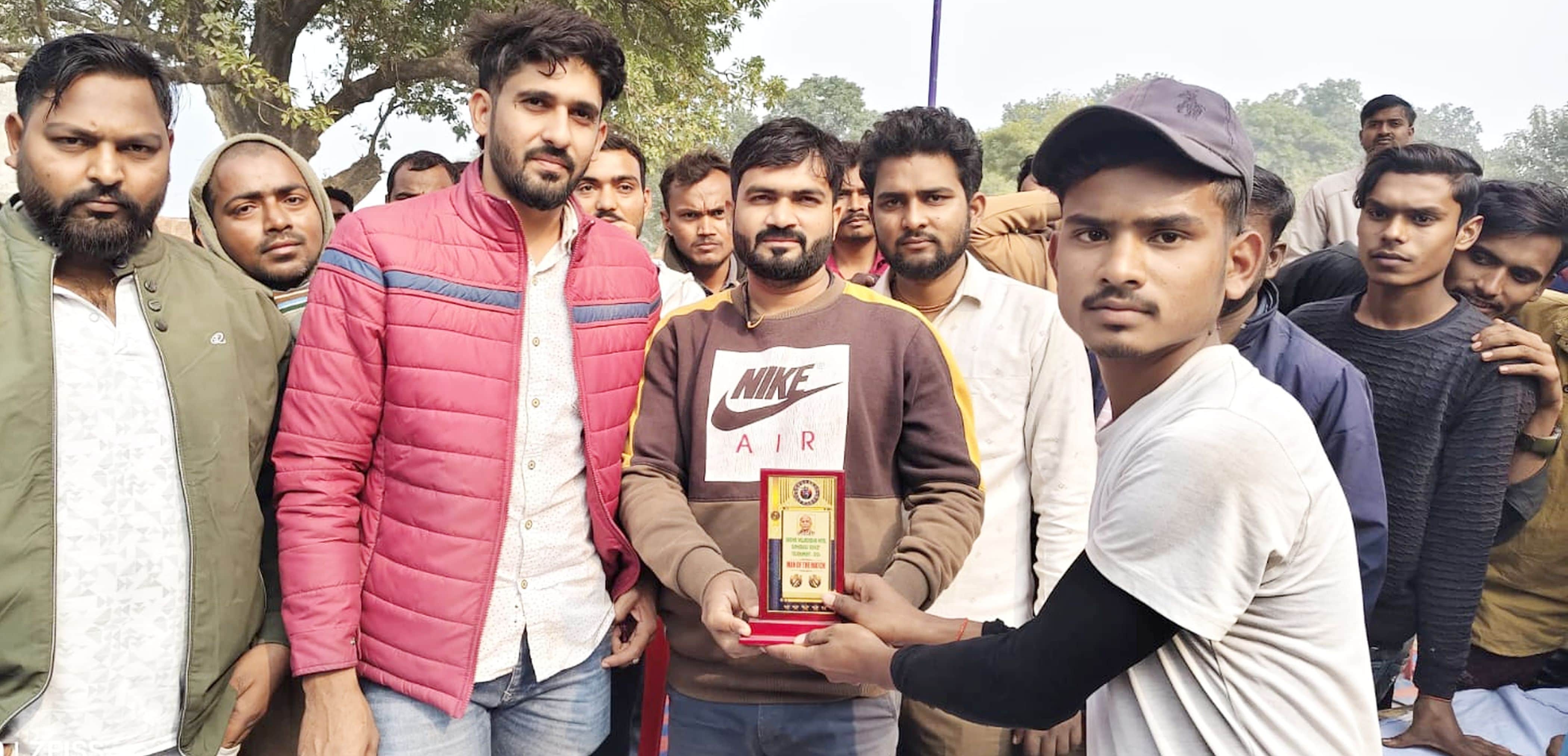 फोटो-05-विजेता टीम को शील्ड देते आयोजक। संवाद