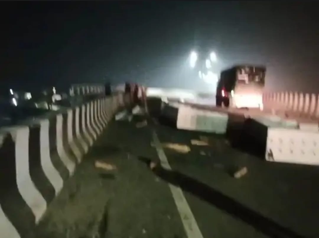 Heavy iron girders fell on the road from the trolley, accident averted