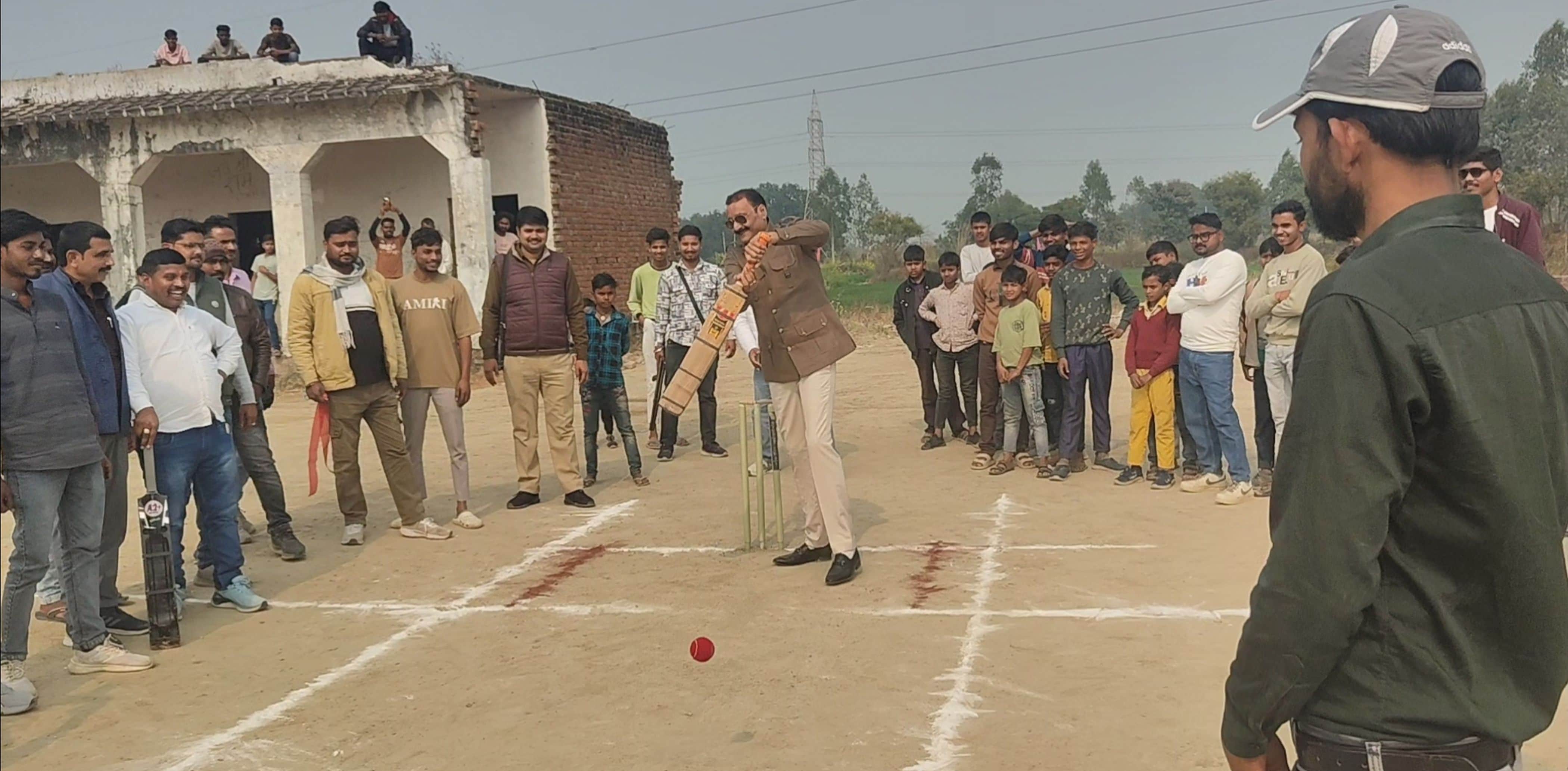 फोटो-16-पहली गेद खेलकर मैच का उद्घाटन करते जिलापंचायत अध्यक्ष। संवाद