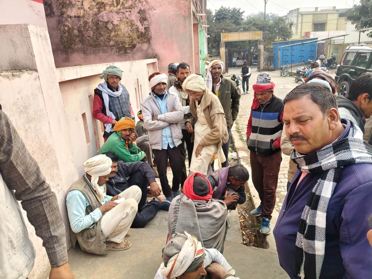 फोटो- 24 सीकेटीपी 10 पोस्टमार्टम हाउस में मौजूद परिजन। संवाद