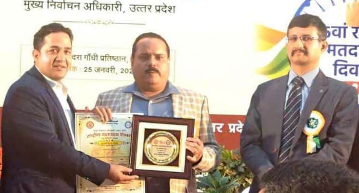 फोटो 25 एमएएचपी 12 परिचय-एसडीएम कुलपहाड़ डॉ. प्रदीप कुमार को सम्मानित करते मुख्य निर्वाचन अधिकार