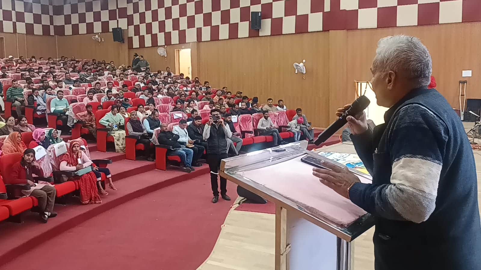 फोटो 25 सीकेटीपी 14  कार्यक्रम में शपथ लेते छात्र-छात्राएं। संवाद