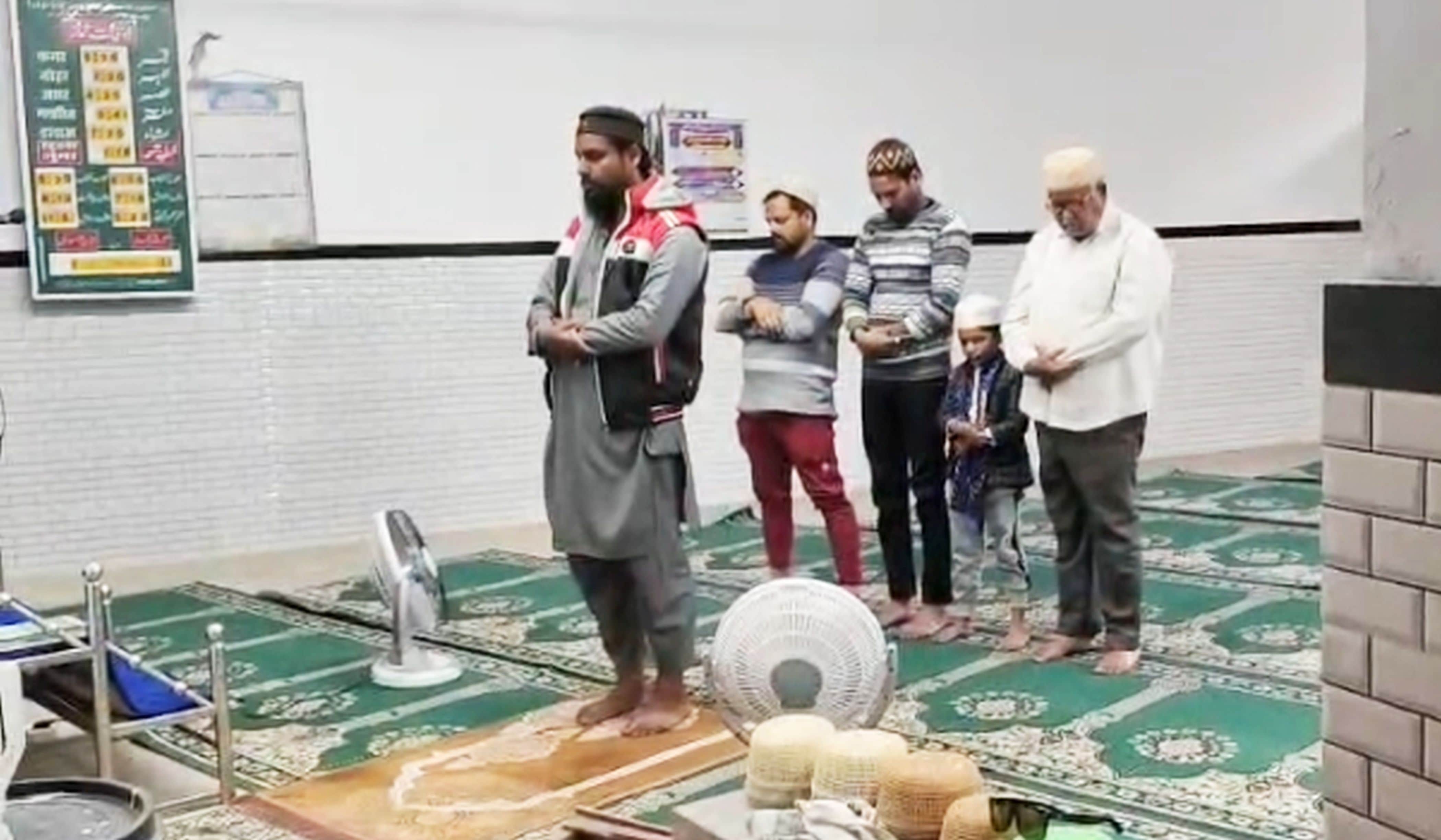 फोटो-34-मस्जिद में नमाज पढ़ते लोग। वीडियो ग्रैब