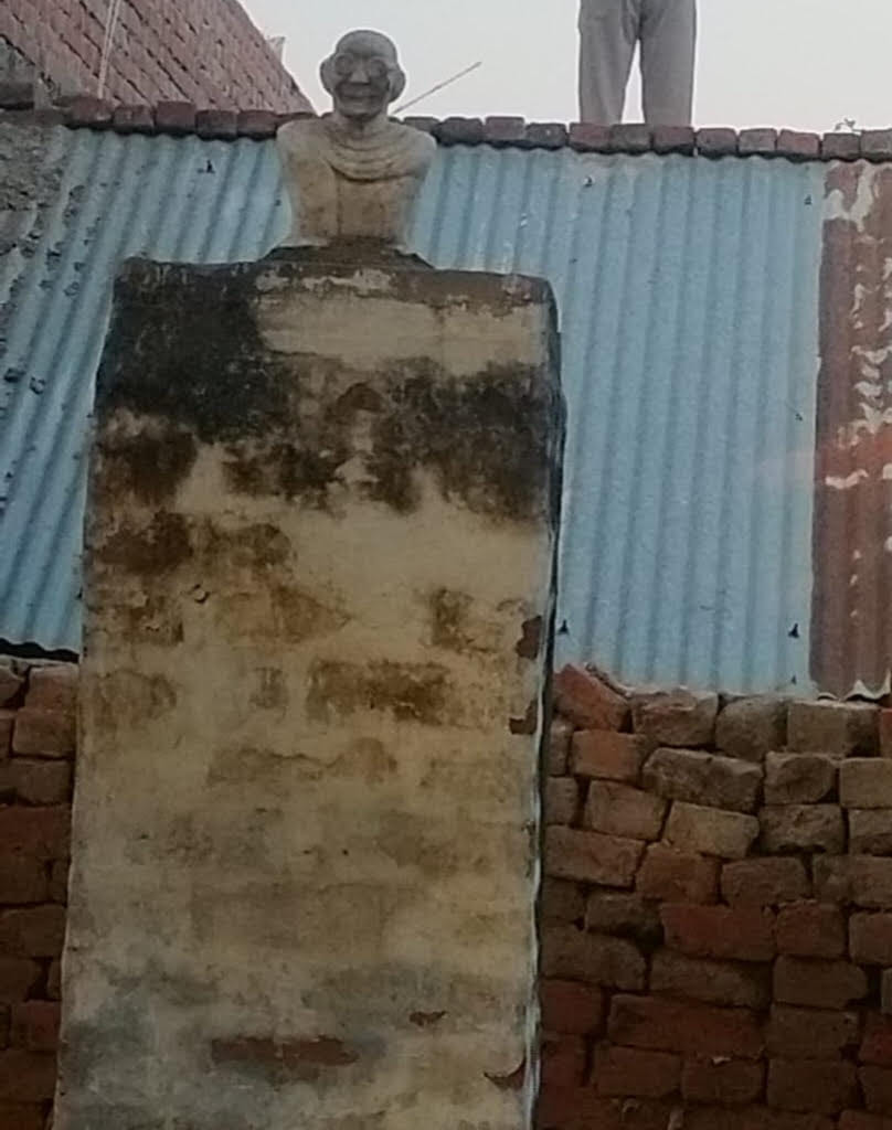 mainpuri news gandhi statue shabby