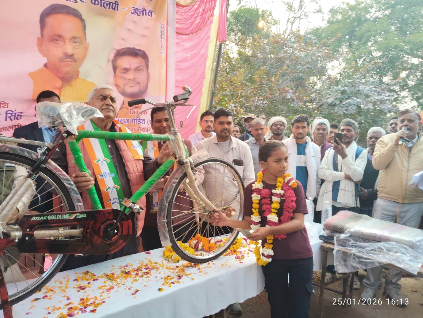 फोटो-7-छात्रा खुशी को साइकिल देते विधायक विनोद चतुर्वेदी। स्रोत-ग्रामीण