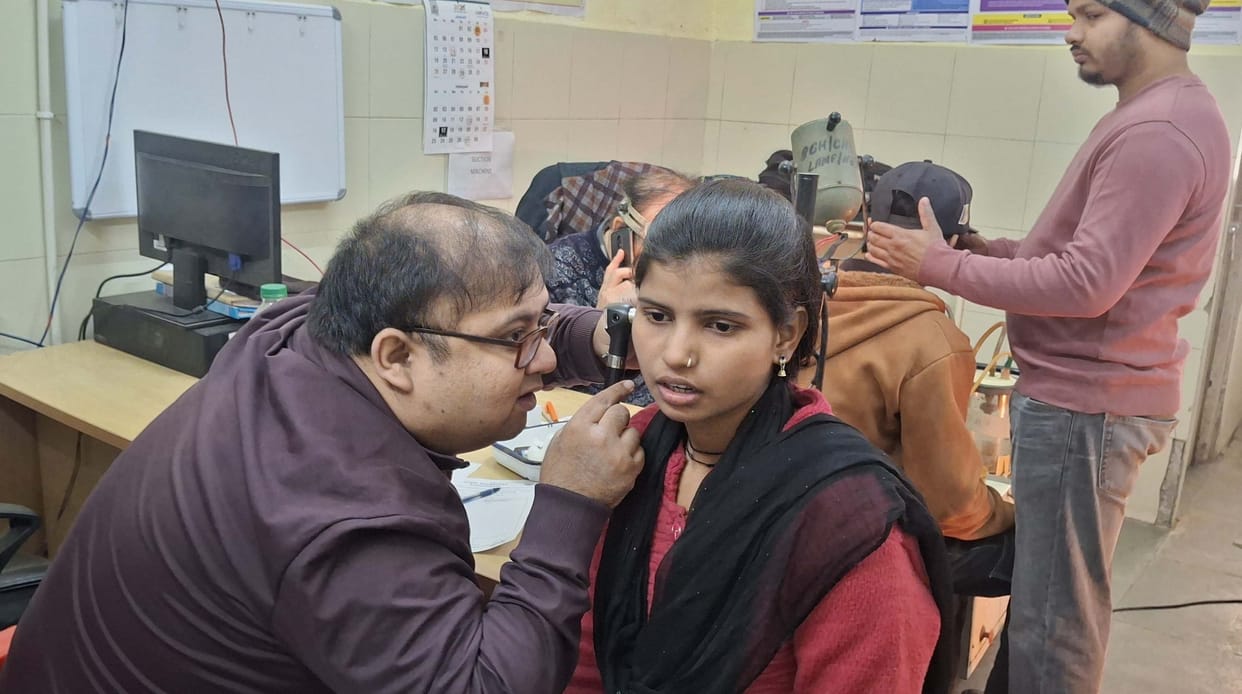 The cold weather has caused increased ear pain in children, and they are being taken to the hospital.