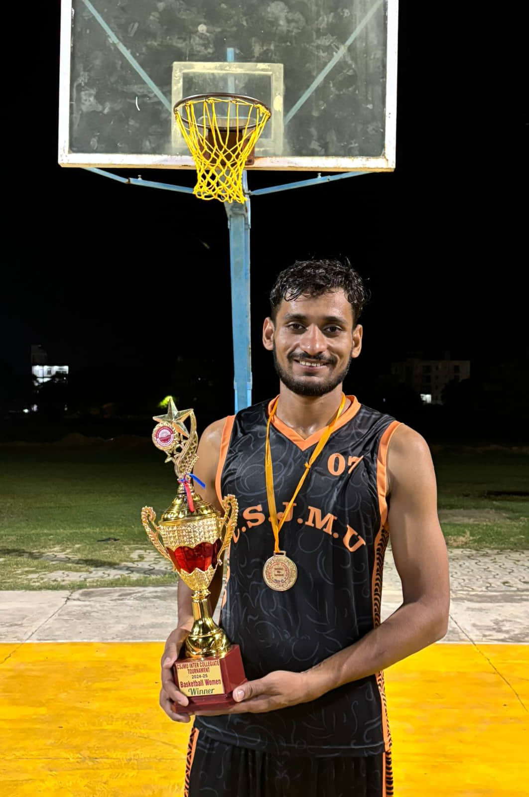 फोटो:16: ट्राफी के साथ बॉस्केटबाल कोर्ट में मौजूद अमित त्रिपाठी। संवाद
