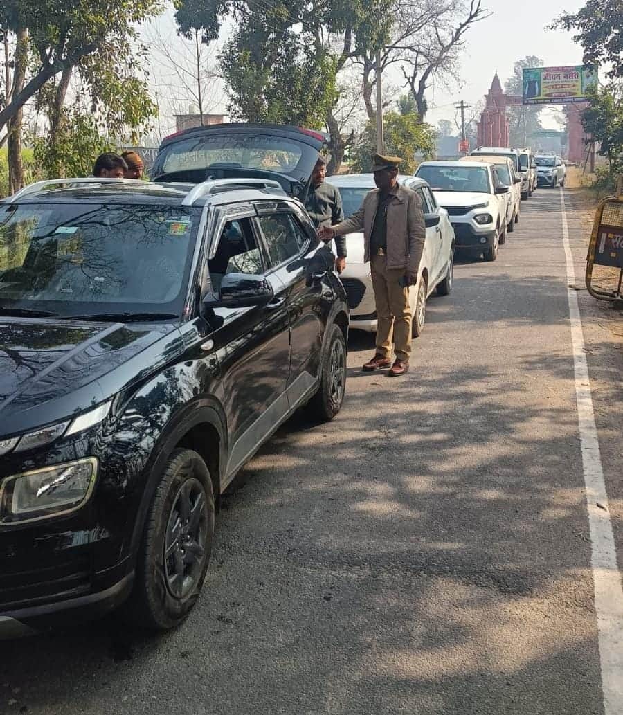 गागलहेड़ी की यूपी उत्तराखंड बार्डर स्थित काली नदी पुलिस चौकी पर संदिग्ध वाहनों की जांच करती पुलि