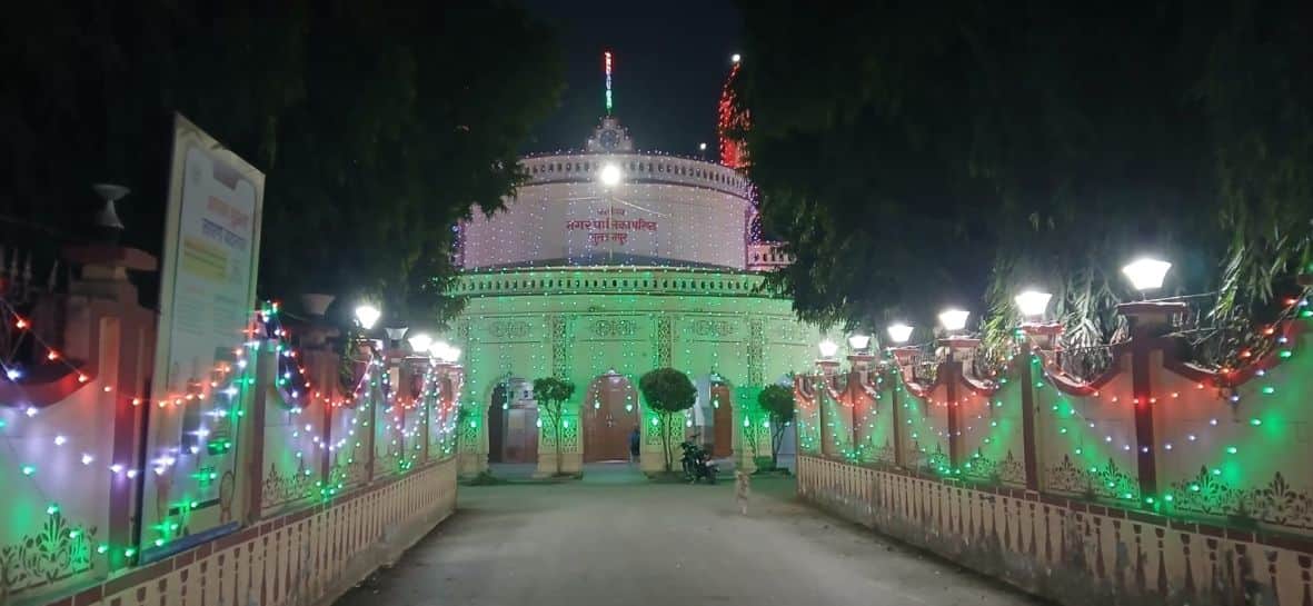  गणतंत्र दिवस की पूर्व संध्या पर नगर पालिका में लगाई गई झालरें। -संवाद