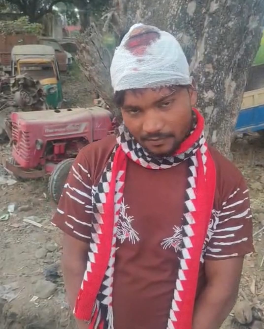 Due to enmity, the young man's head was broken with an iron rod.