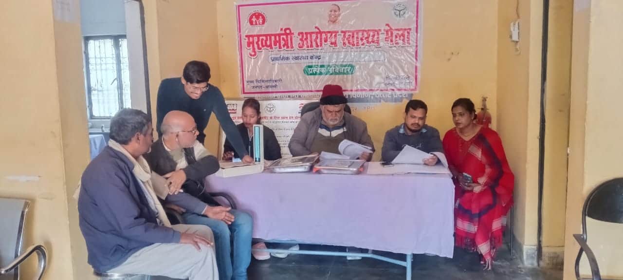 हरदत्तनगर पीएचसी में मरीज देखते चिकित्सक।  -संवाद