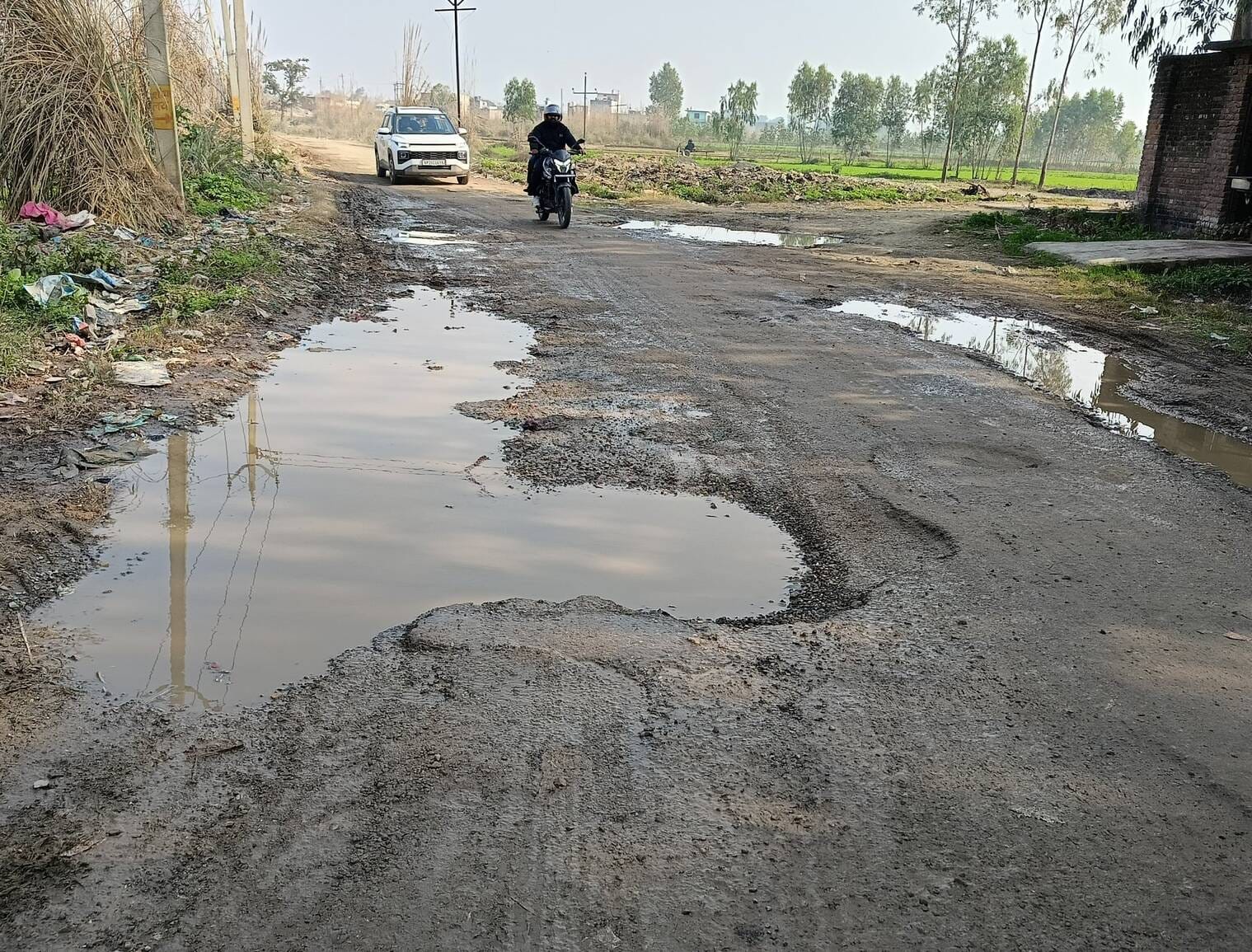 The road from Jalalabad to Dhanora is in bad condition, causing problems in traffic.