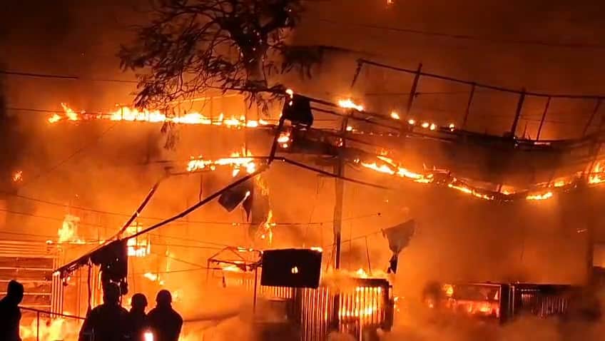 Fire breaks out in restaurant, workers and customers flee for their lives