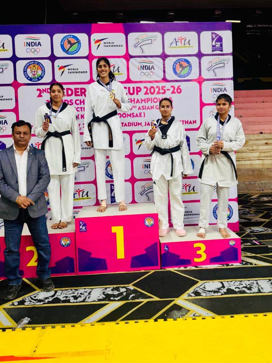 जीत हासिल करने पर खुशी जाहिर करते विजेता। स्रोत : कोच