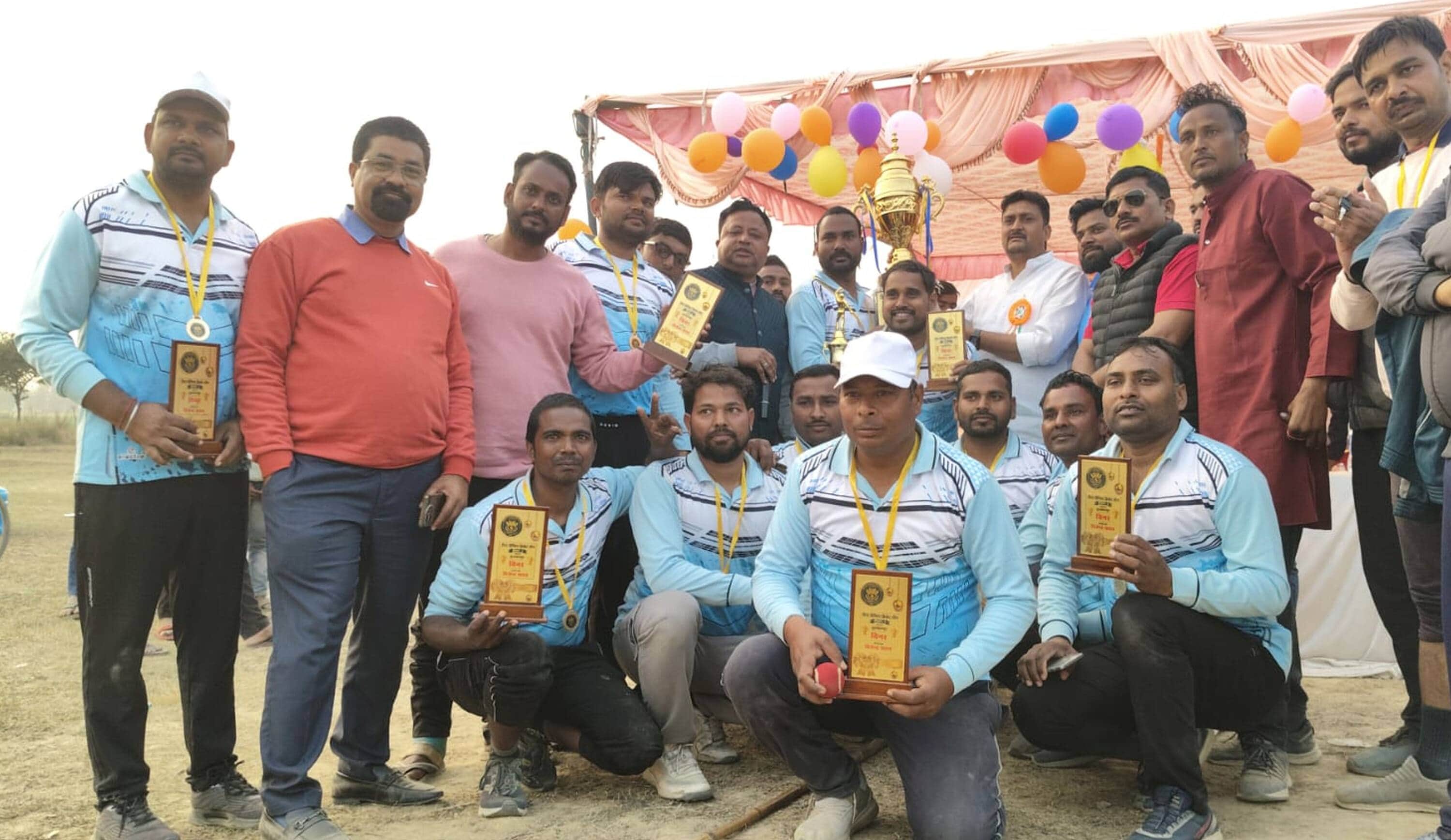 जीत की खुशी मनाती विजेता टीम। 