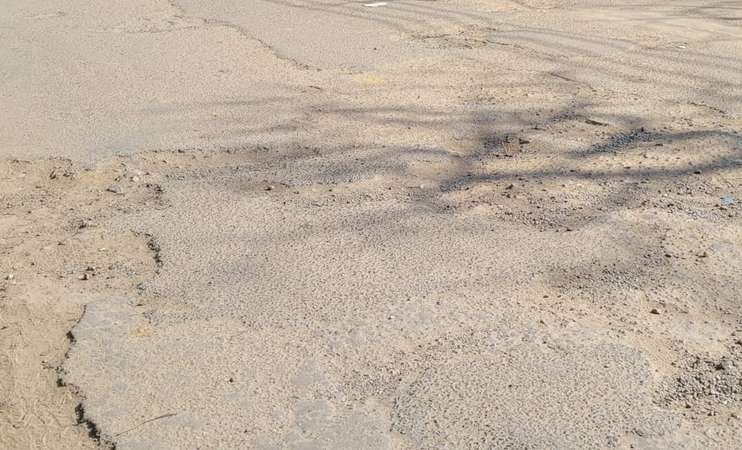 Etah: Potholes have to be crossed to reach the files