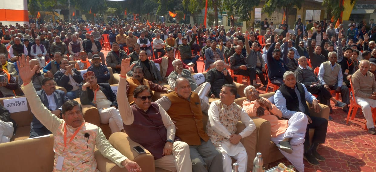 Hindus should unite by breaking the shackles of castes.