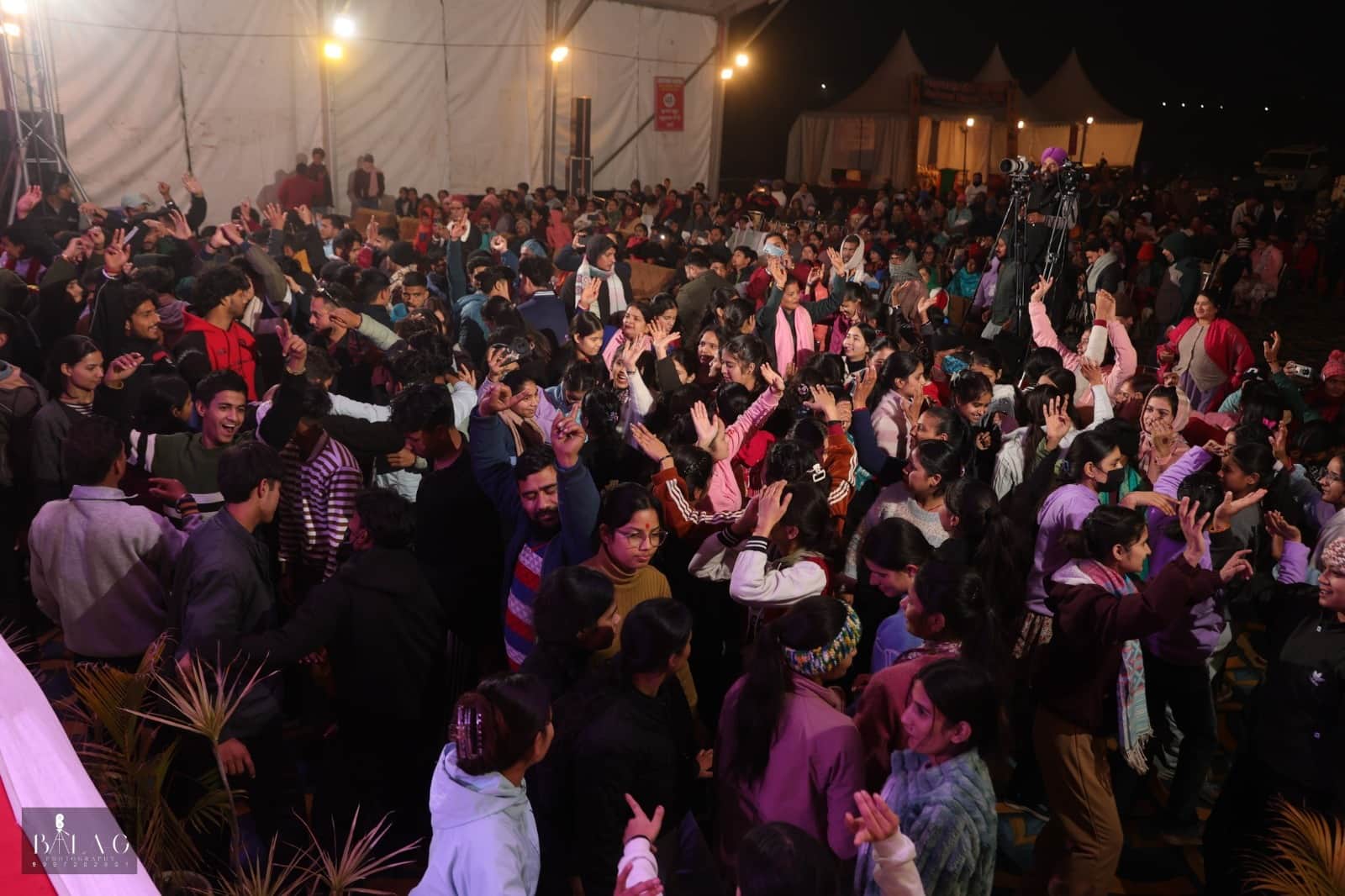 क्रेजी पर्यटन विकास मेले में आयोजित सांस्कृति कार्यक्रम में झूमते लोग- स्रोत- जागरूक पाठक