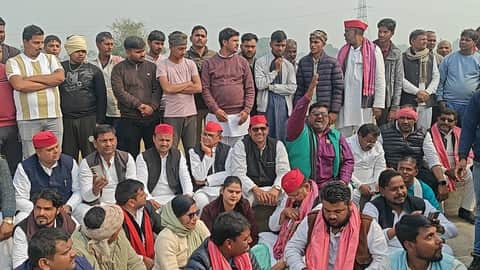 क्यामपुर टोल प्लाजा के पास सपा कार्यकर्ताओं के साथ धरने पर बैठे बलिया सांसद सनातन पांडेय। संवाद