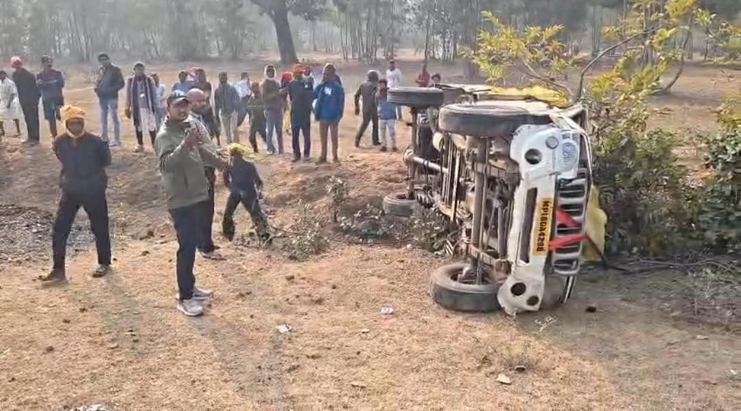 मौके पर पलटा वाहन।