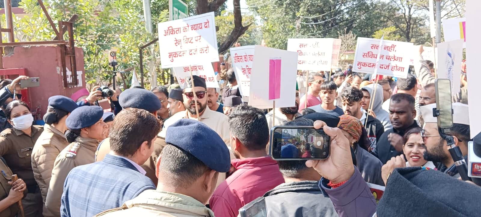 मुख्य गेट पर प्रदर्शनकारियों को रोकती थाना लक्ष्मणझूला पुलिस। स्रोत संवाद।