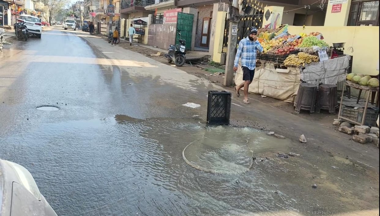 Sewage water flowing on Baddi Sai Marg, disrupting the business of traders