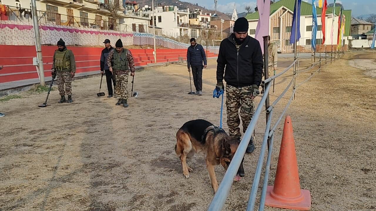 पुंछ में गणतंत्रता दिवस समारोह स्थल की सुरक्षा जांच करते सुरक्षाकर्मी