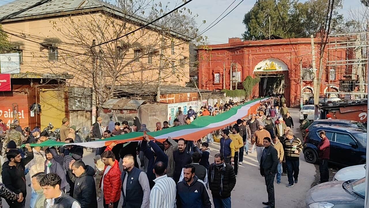 पुंछ में युवा समीति की तरफ से तीन सो फिट लम्बे तिरंगे के साथ रैली निकालते पुंछ वासी