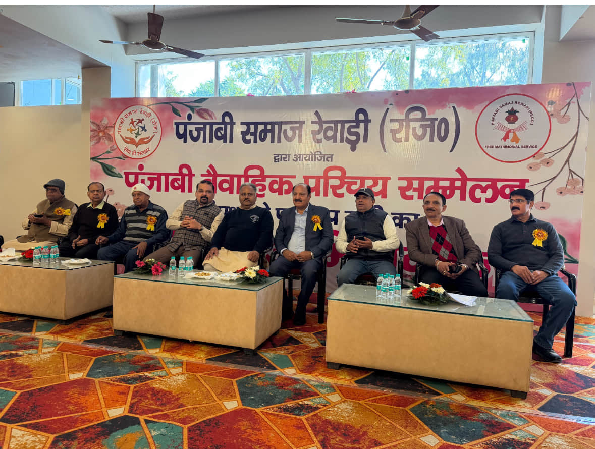 पंजाबी भवन परिसर में लोगों को संबोधित करते समाज के पदाधिकारी। स्रोत : समाज