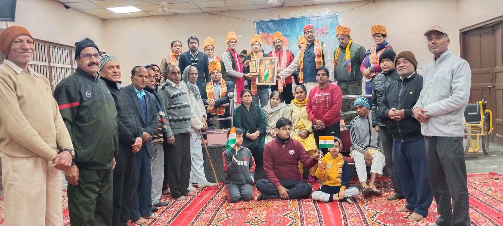 पंजाबी धर्मशाला में आयोजित कार्यक्रम में मंच पर पहुंचे लोग। स्रोत : संस्था