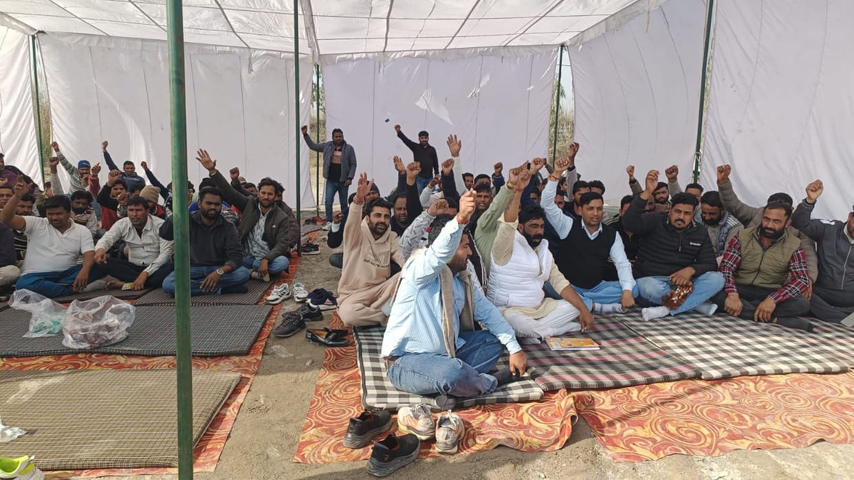 A protest was staged against the ban on tractor-trolleys