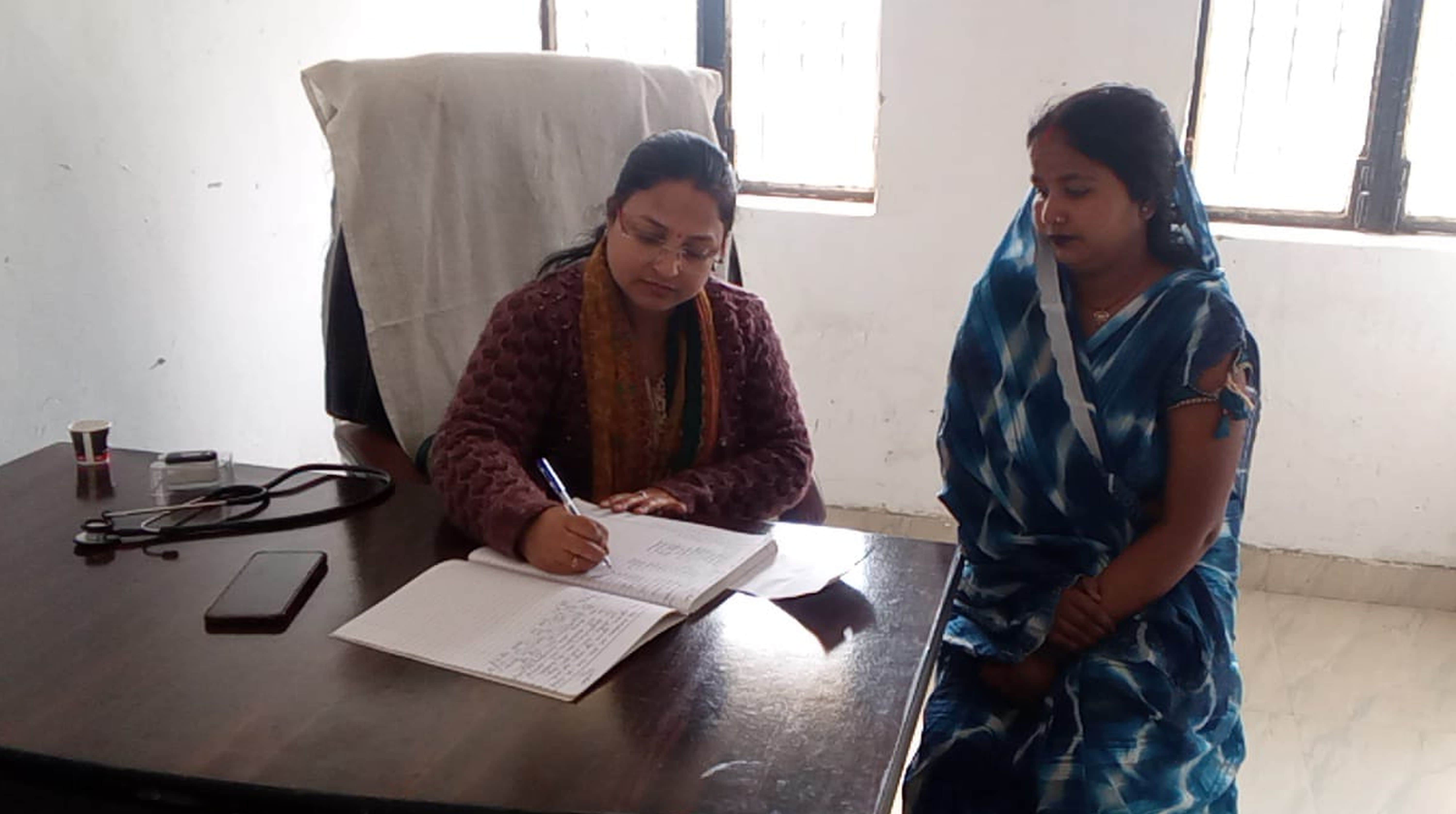 प्राथमिक स्वास्थ्य केंद्र विंदेश्वरीगंज में मरीज को दवा लिखतीं चिकित्सक। संवाद