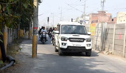 The main road leading to the flyover has narrowed, leaving vehicles stranded.
