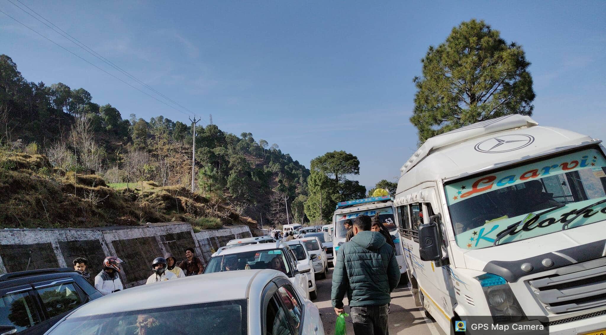 राजोरी कोटरंका बुधल सड़क मार्ग पर लगा जाम के फोटो स्रोत परेशान यात्री