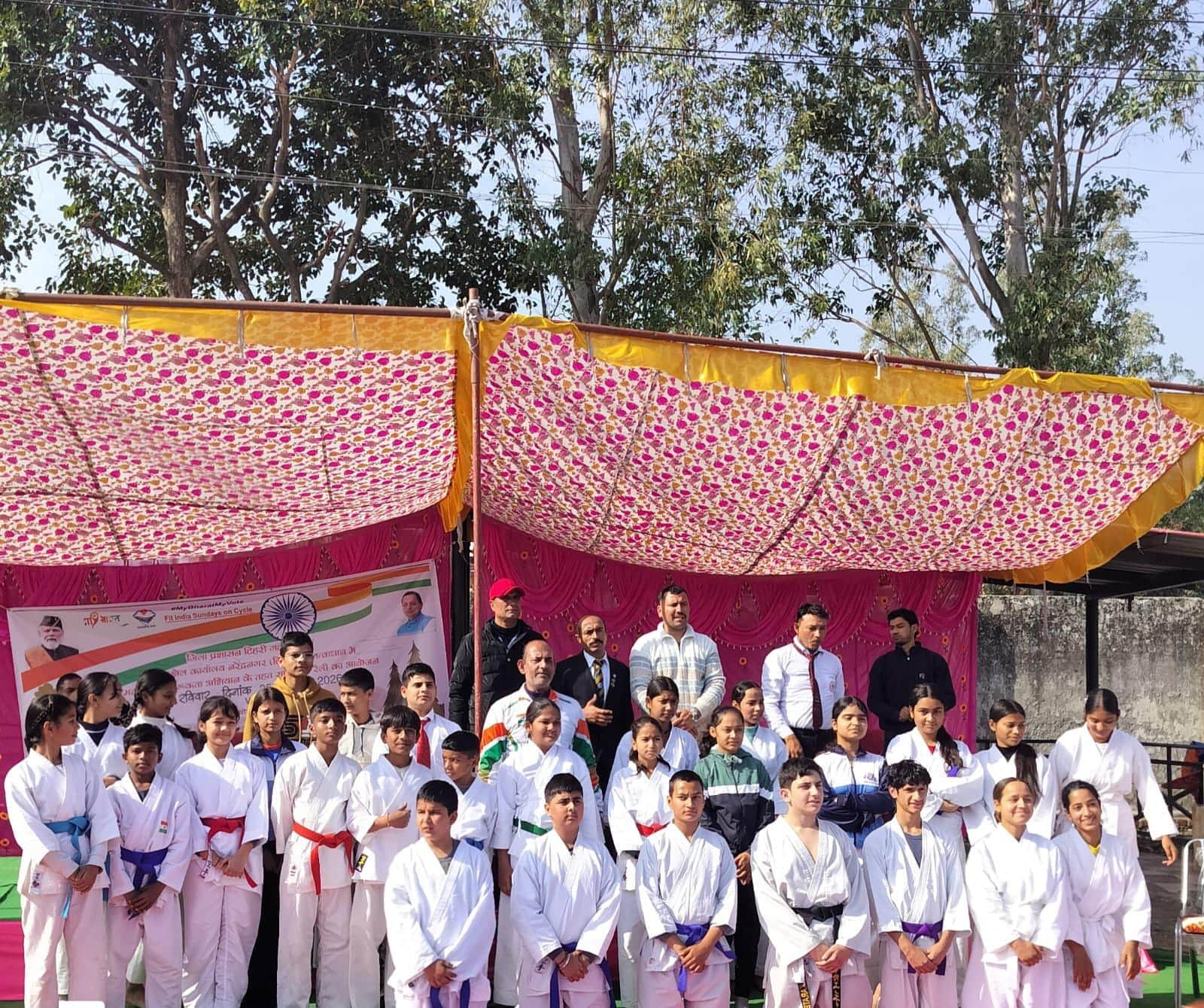 राज्य स्तरीय कराटे प्रतियोगिता के लिए टिहरी जनपद के चयनित खिलाड़ी। स्रोत आयोजक।